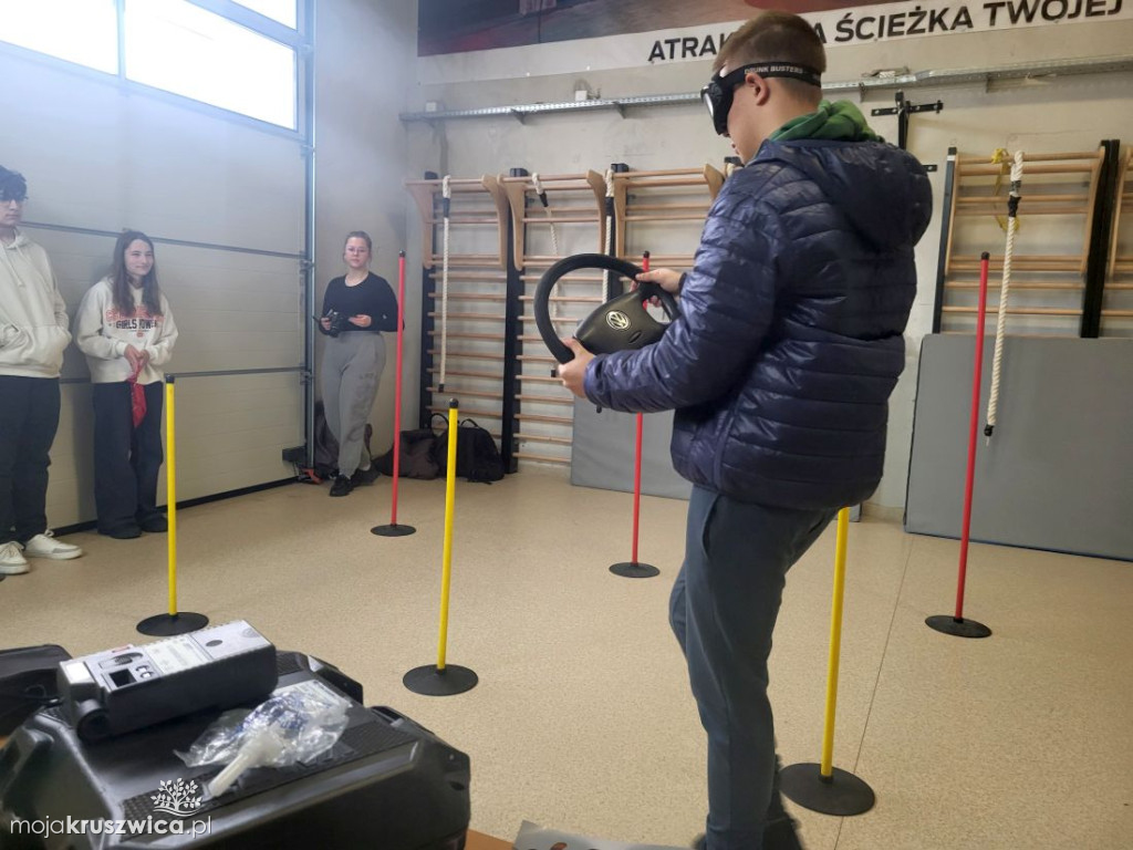 Policjanci z Inowrocławia wraz z przedstawicielami Fundacji Prodriver
