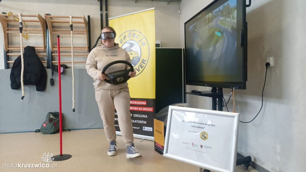 Policjanci z Inowrocławia wraz z przedstawicielami Fundacji Prodriver
