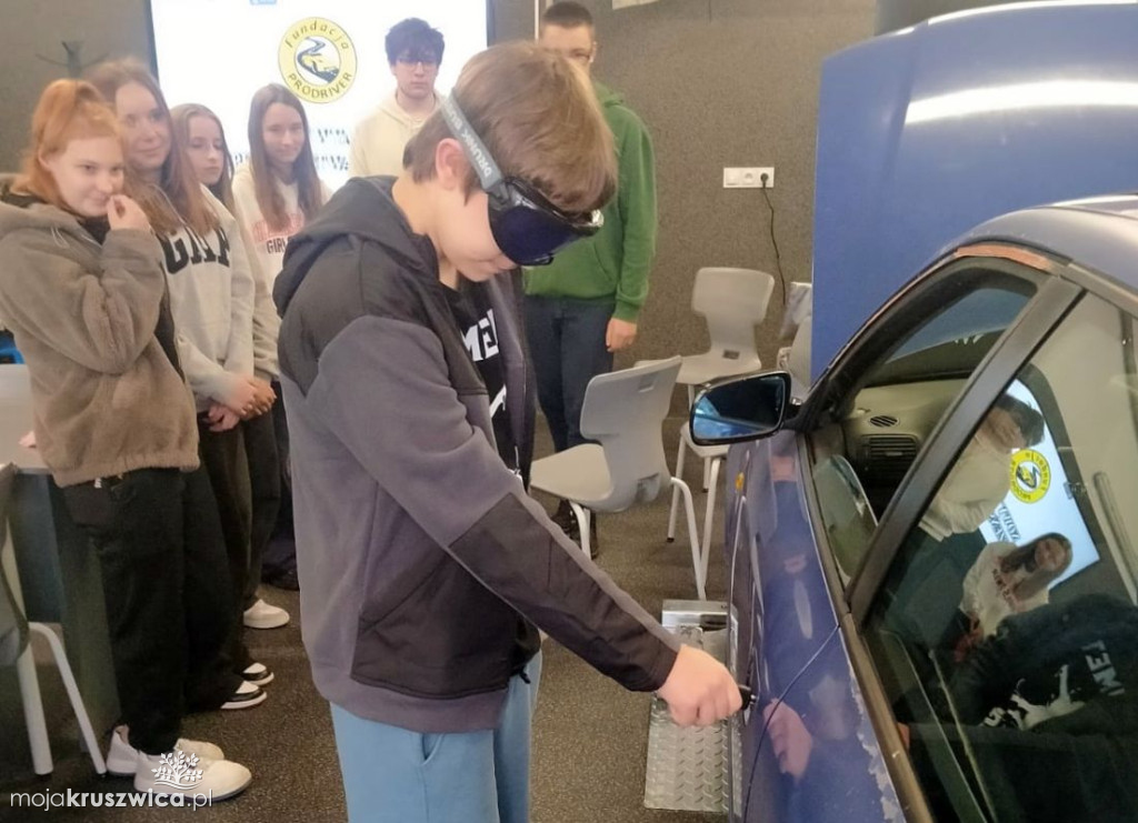 Policjanci z Inowrocławia wraz z przedstawicielami Fundacji Prodriver