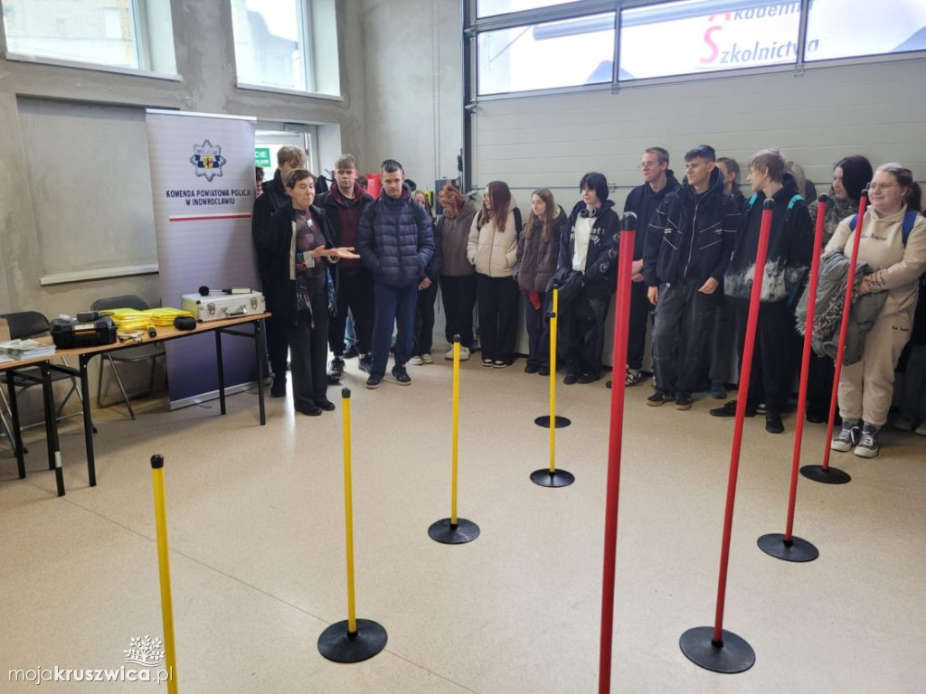 Policjanci z Inowrocławia wraz z przedstawicielami Fundacji Prodriver