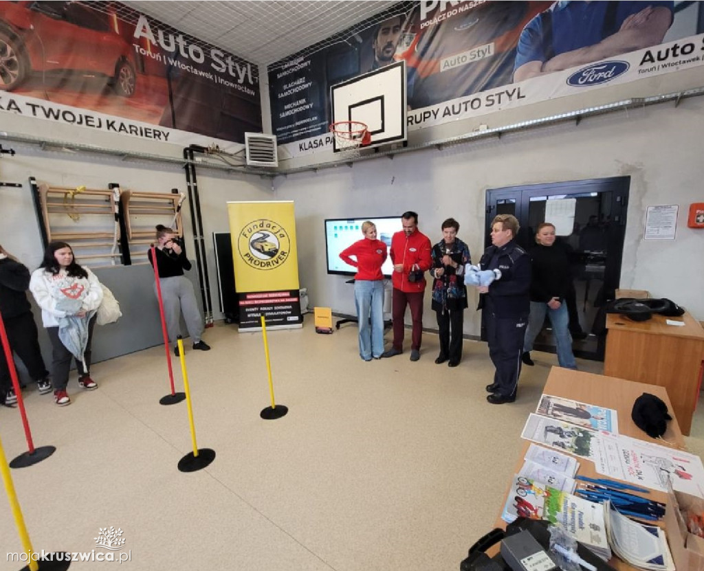 Policjanci z Inowrocławia wraz z przedstawicielami Fundacji Prodriver