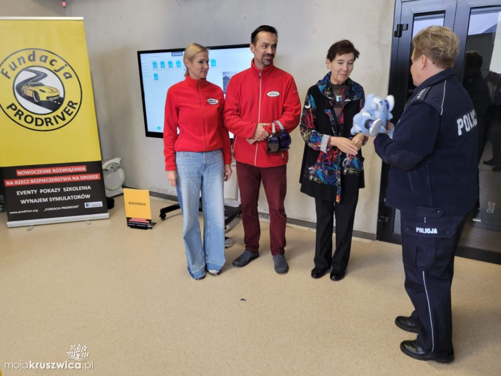 Policjanci z Inowrocławia wraz z przedstawicielami Fundacji Prodriver