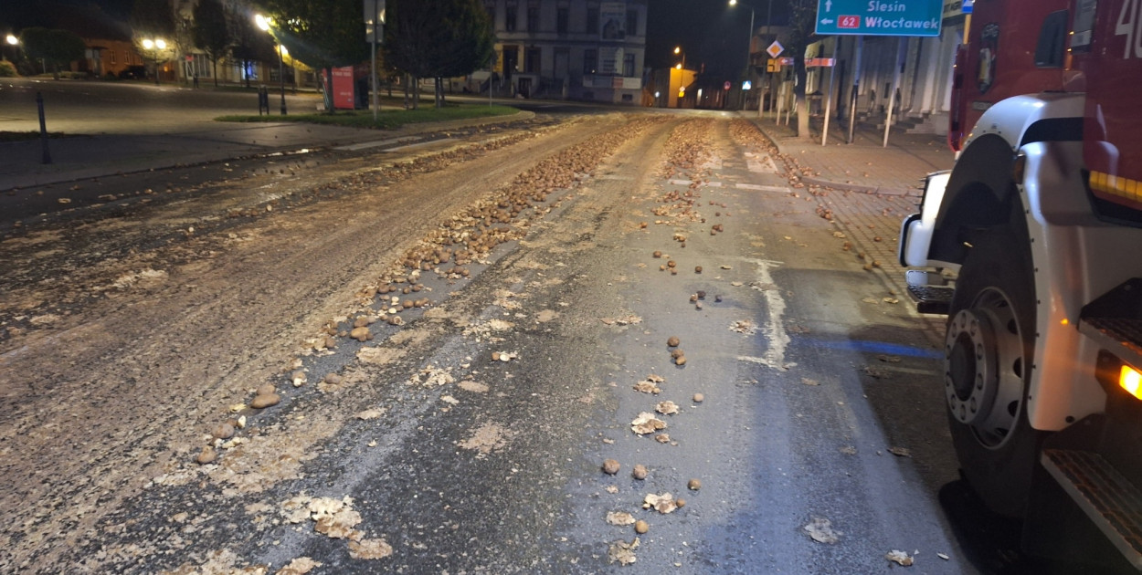 Rozsypane ziemniaki zablokowały DK62 w centrum Kruszwicy