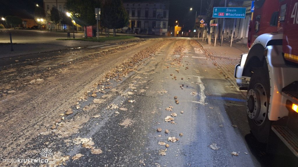 Rozsypane ziemniaki zablokowały DK62 w centrum Kruszwicy
