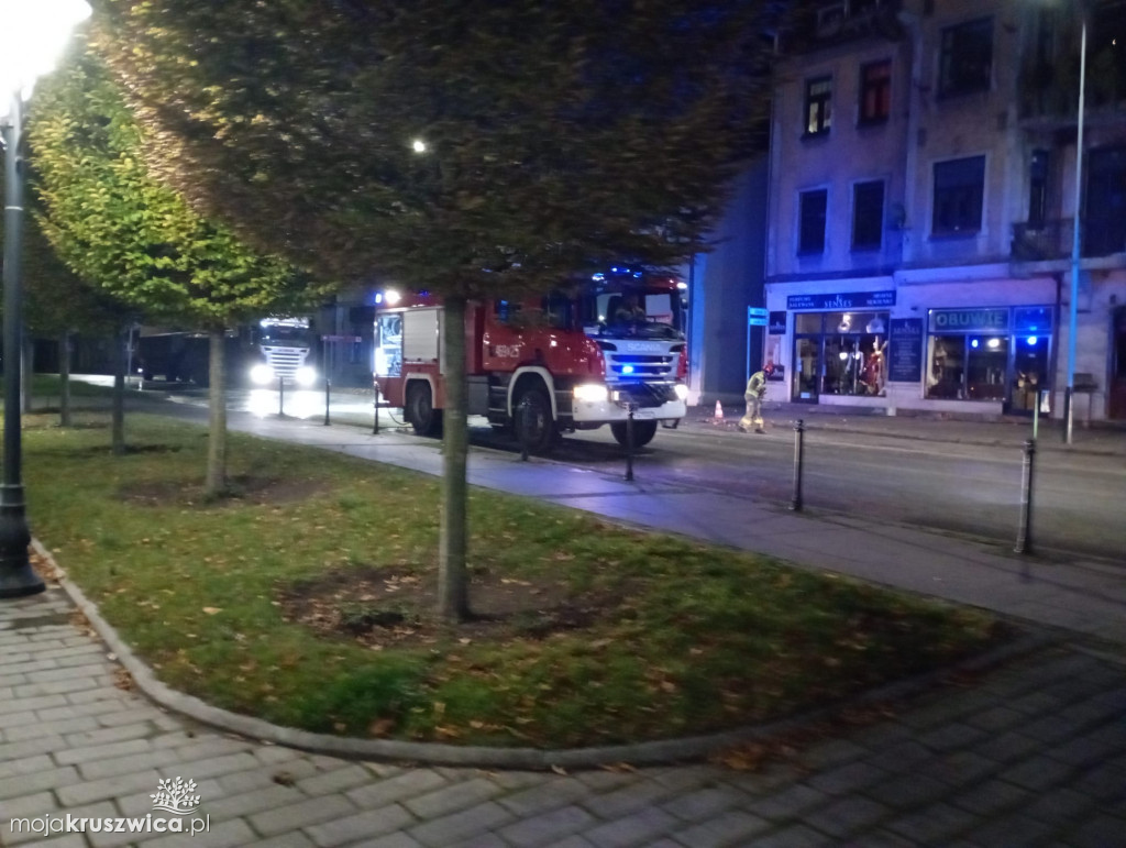 Rozsypane ziemniaki zablokowały DK62 w centrum Kruszwicy