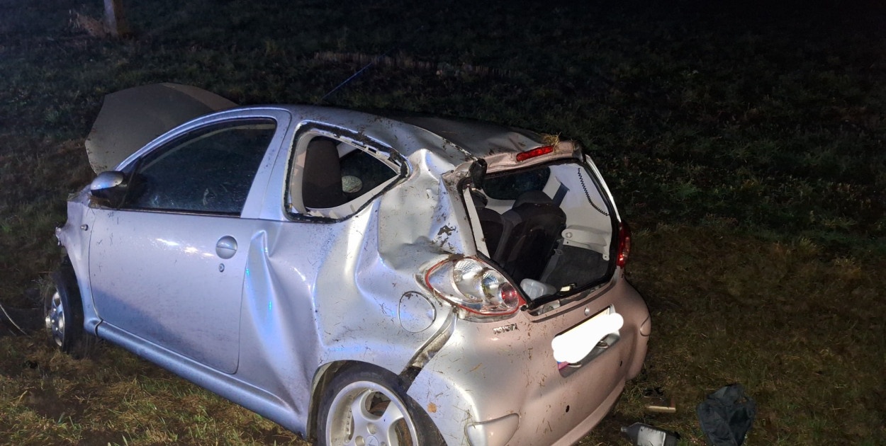 Samochód osobowy wjechał do rowu w Grodztwie – jedna osoba trafiła do szpitala