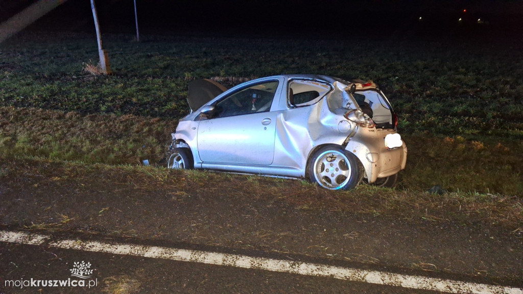 Samochód osobowy wjechał do rowu w Grodztwie – jedna osoba trafiła do szpitala
