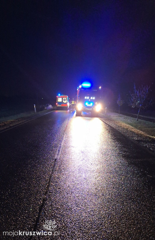 Samochód osobowy wjechał do rowu w Grodztwie – jedna osoba trafiła do szpitala