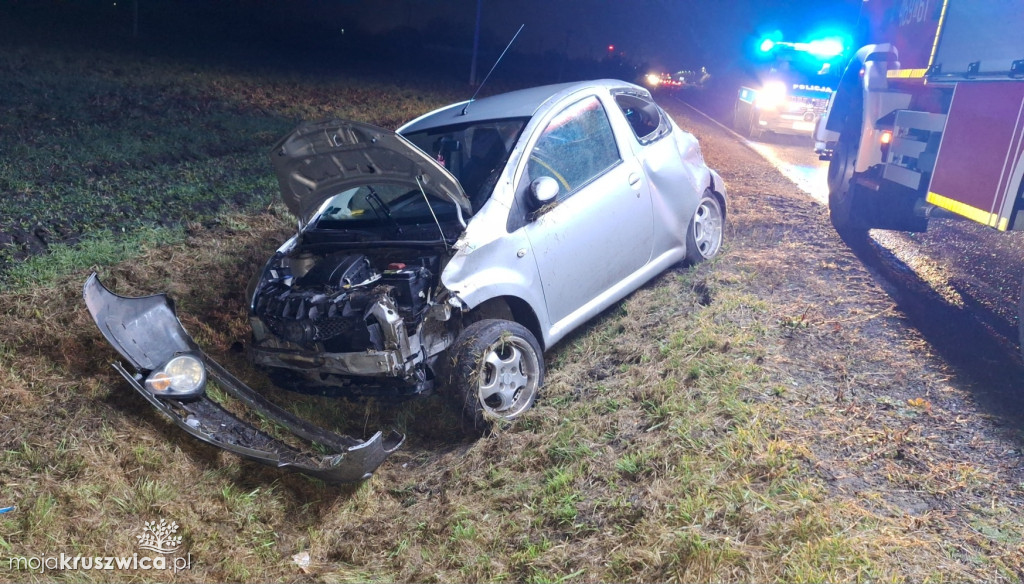 Samochód osobowy wjechał do rowu w Grodztwie – jedna osoba trafiła do szpitala
