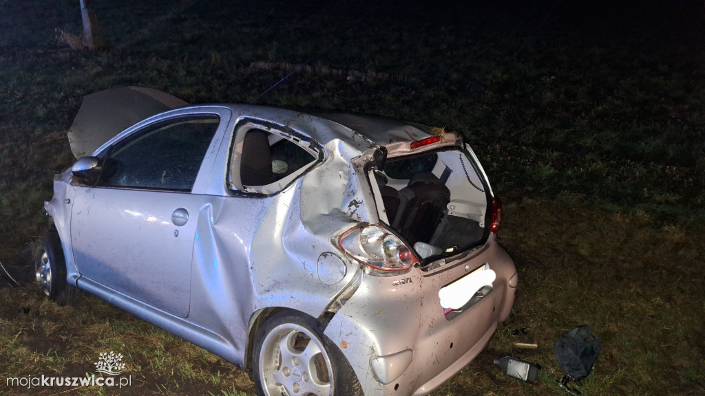 Samochód osobowy wjechał do rowu w Grodztwie – jedna osoba trafiła do szpitala