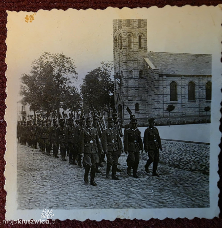 Takich zdjęć dawnej Kruszwicy jeszcze nie widziałeś! Niemieccy żołnierze na rynku