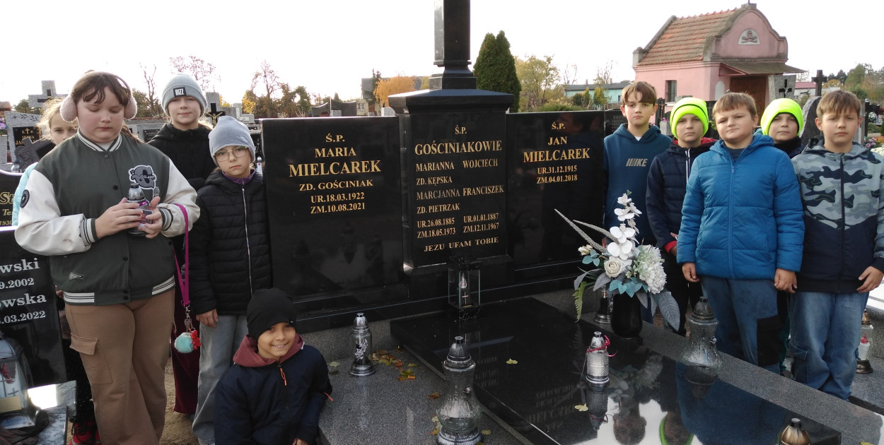 „A pamięć o nich trwać będzie…”. W Chełmcach odwiedzili groby bohaterów