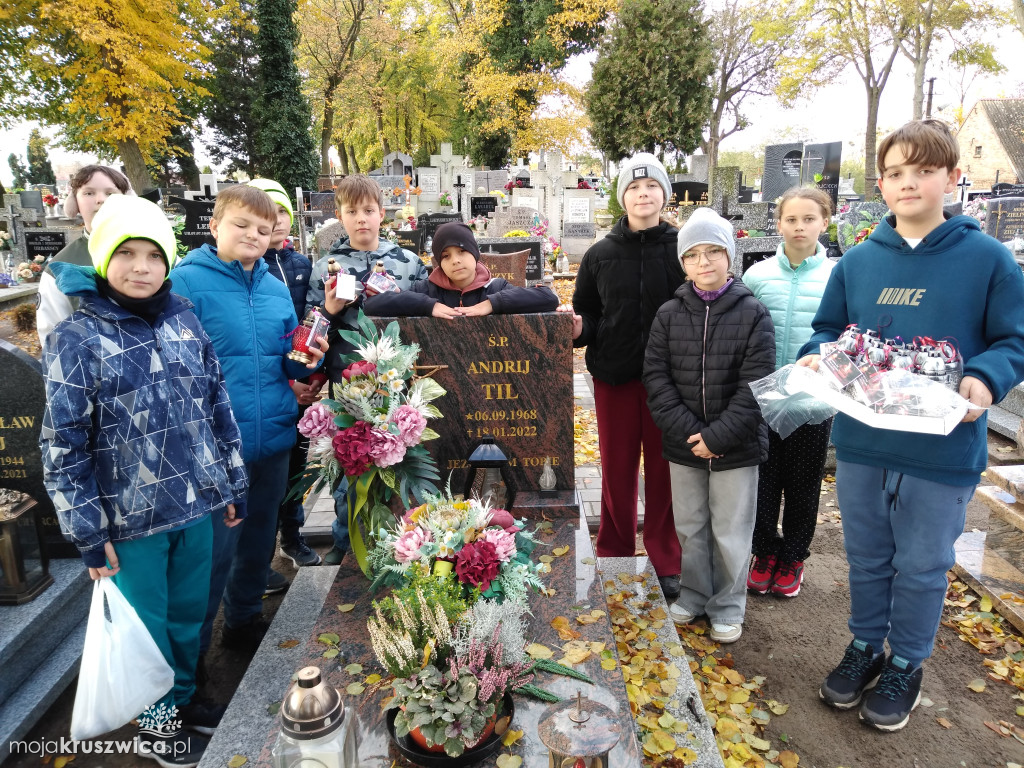 „A pamięć o nich trwać będzie…”. W Chełmcach odwiedzili groby bohaterów