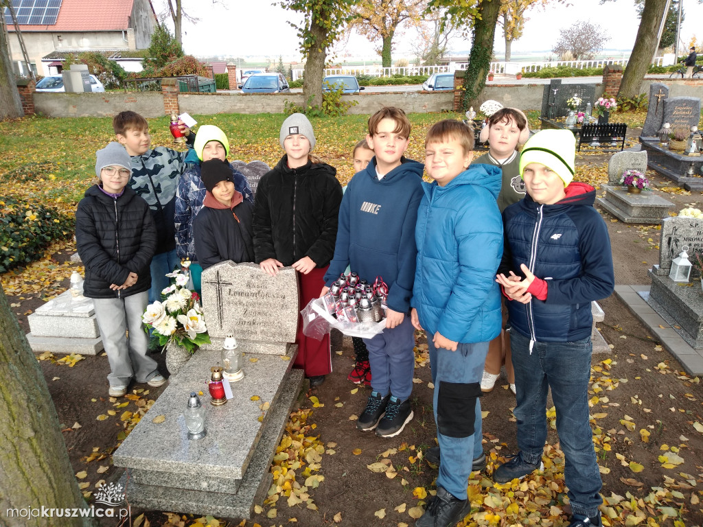 „A pamięć o nich trwać będzie…”. W Chełmcach odwiedzili groby bohaterów
