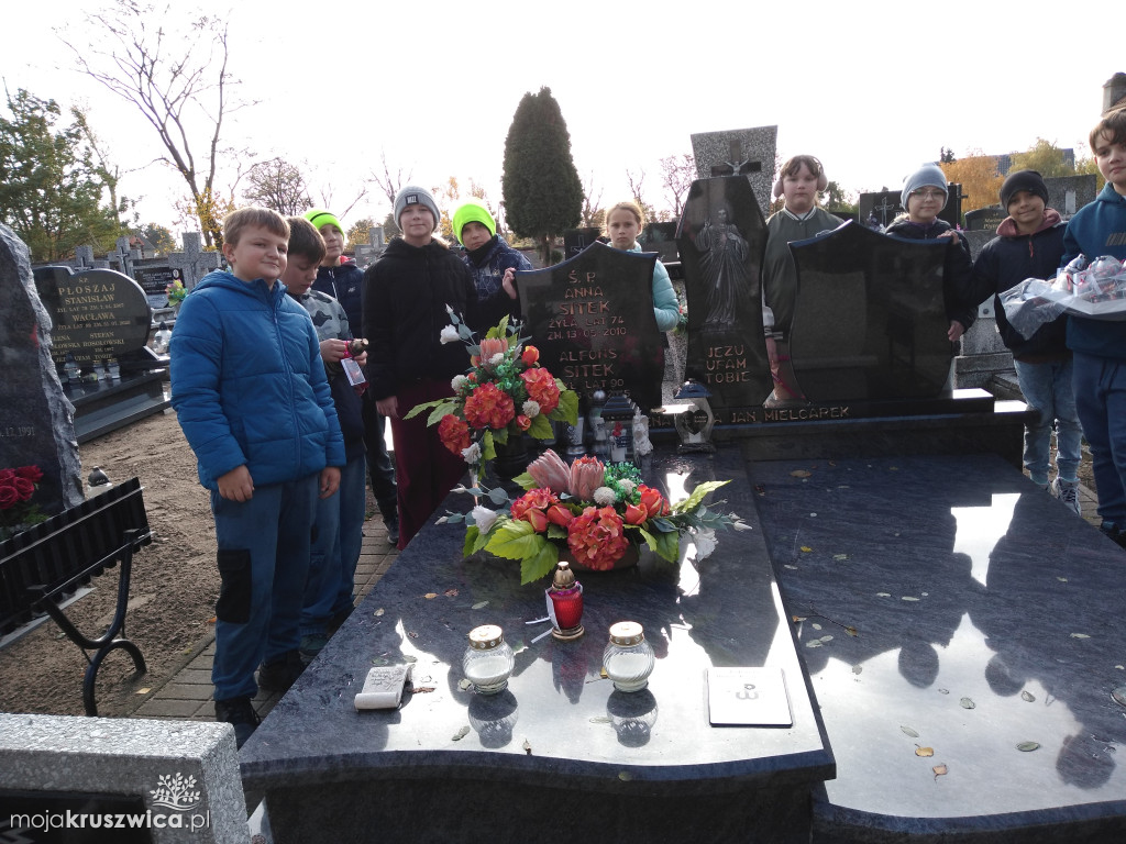 „A pamięć o nich trwać będzie…”. W Chełmcach odwiedzili groby bohaterów