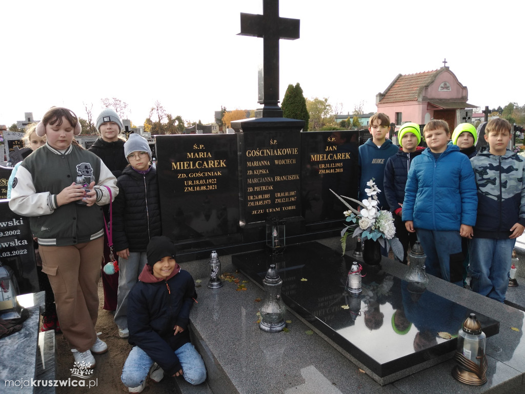 „A pamięć o nich trwać będzie…”. W Chełmcach odwiedzili groby bohaterów