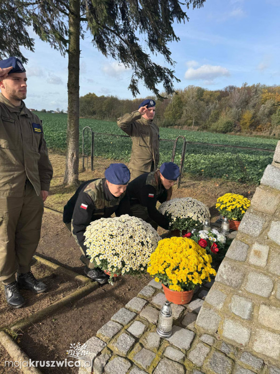 Uczniowie Zespołu Szkół im. Kazimierza Wielkiego uczcili pamięć ofiar okupacji