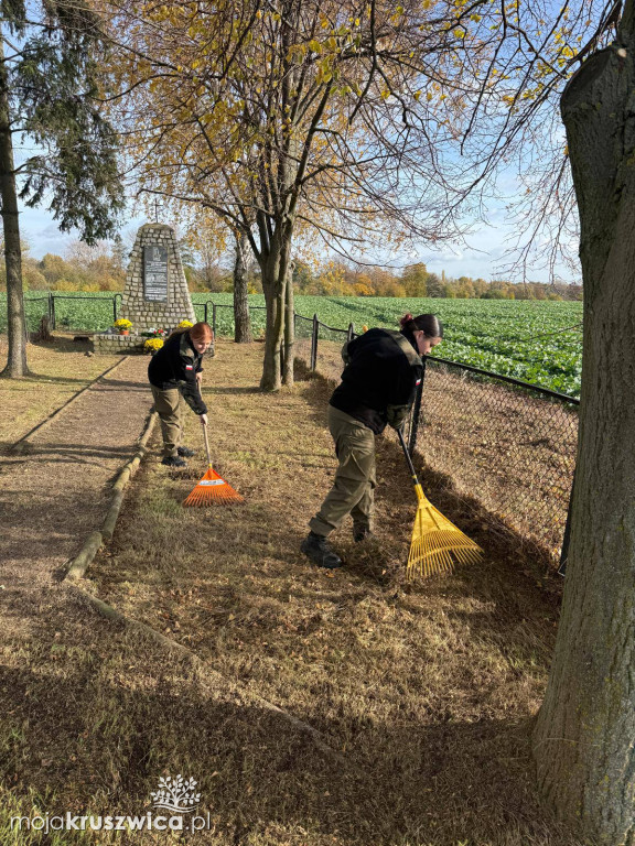 Uczniowie Zespołu Szkół im. Kazimierza Wielkiego uczcili pamięć ofiar okupacji