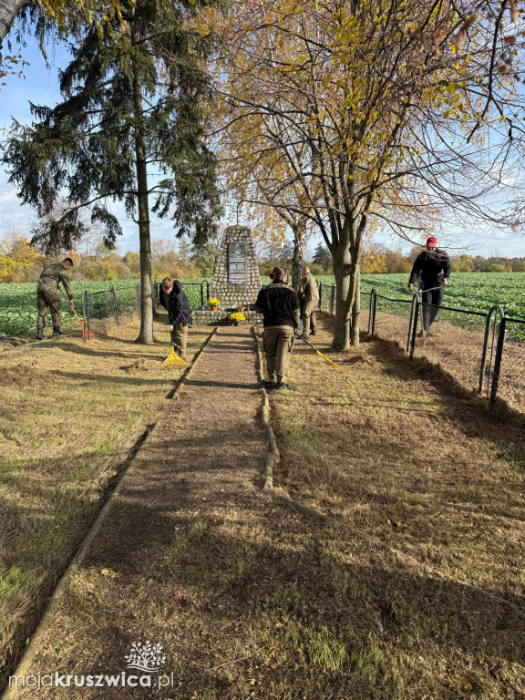 Uczniowie Zespołu Szkół im. Kazimierza Wielkiego uczcili pamięć ofiar okupacji