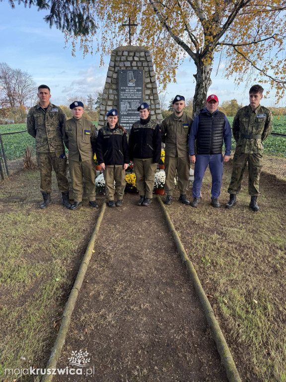 Uczniowie Zespołu Szkół im. Kazimierza Wielkiego uczcili pamięć ofiar okupacji