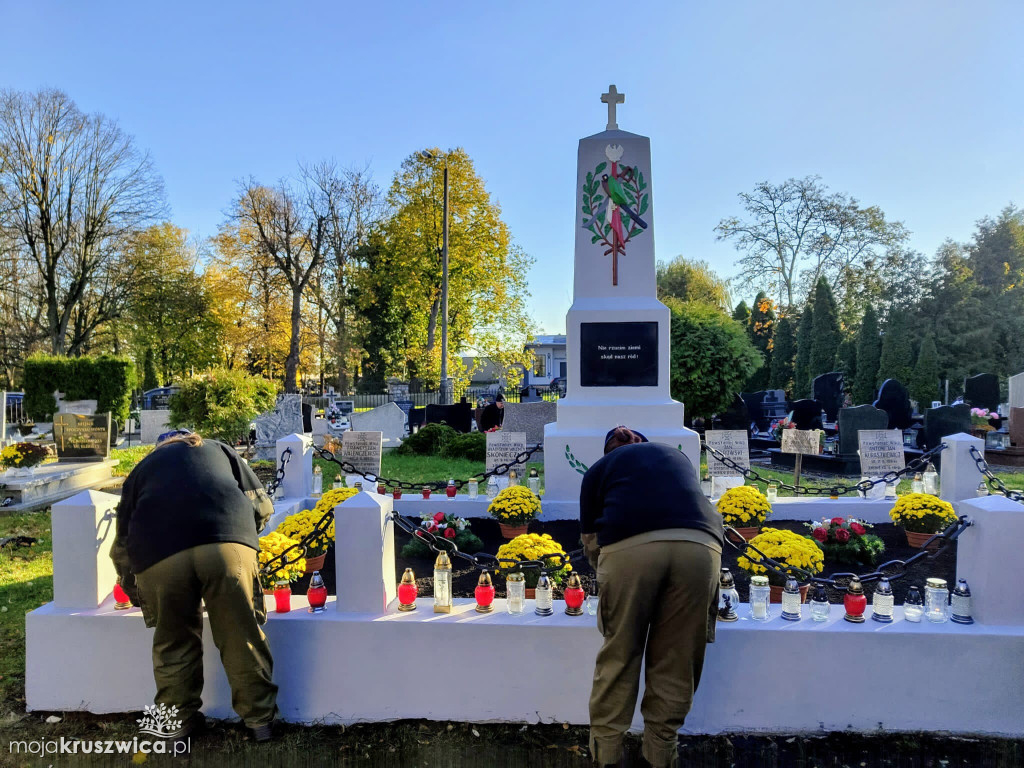 Uczniowie Zespołu Szkół im. Kazimierza Wielkiego uczcili pamięć ofiar okupacji