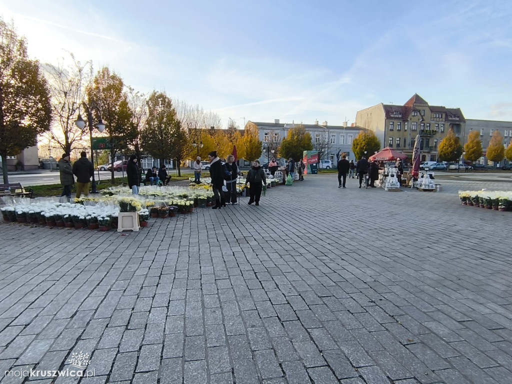 Na kruszwickim rynku trwa handel zniczami i kwiatami [FOTO]