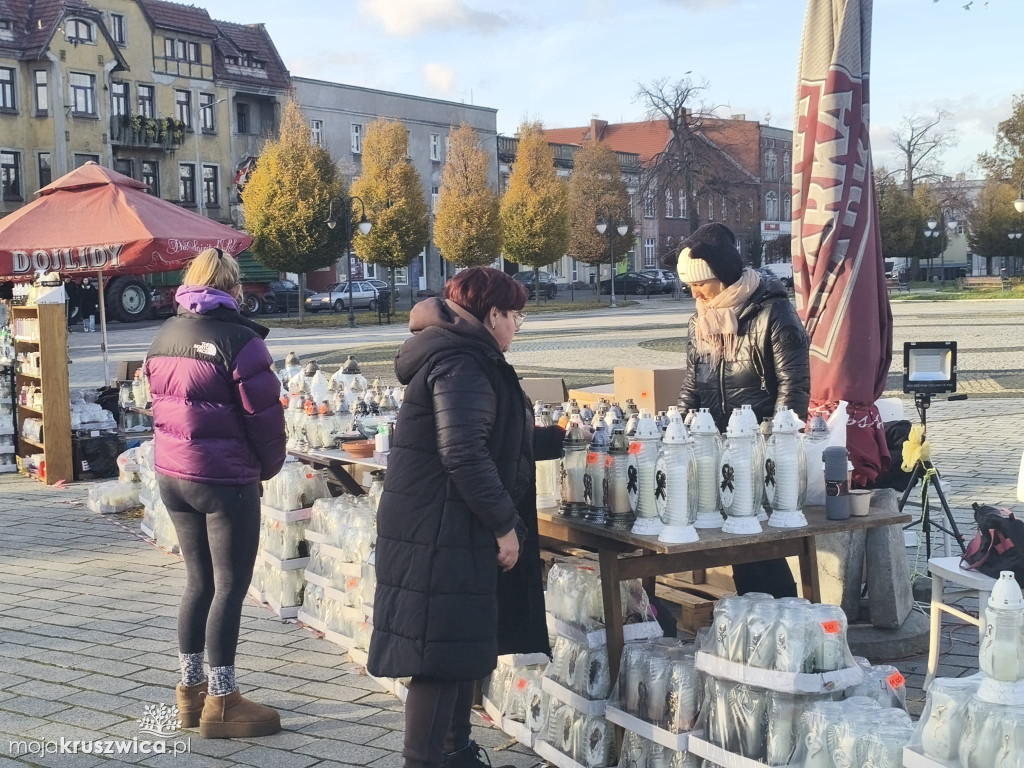 Na kruszwickim rynku trwa handel zniczami i kwiatami [FOTO]