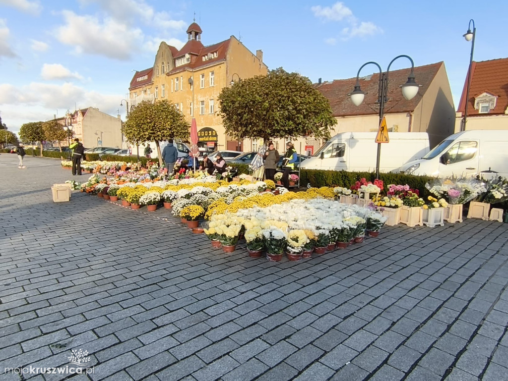 Na kruszwickim rynku trwa handel zniczami i kwiatami [FOTO]