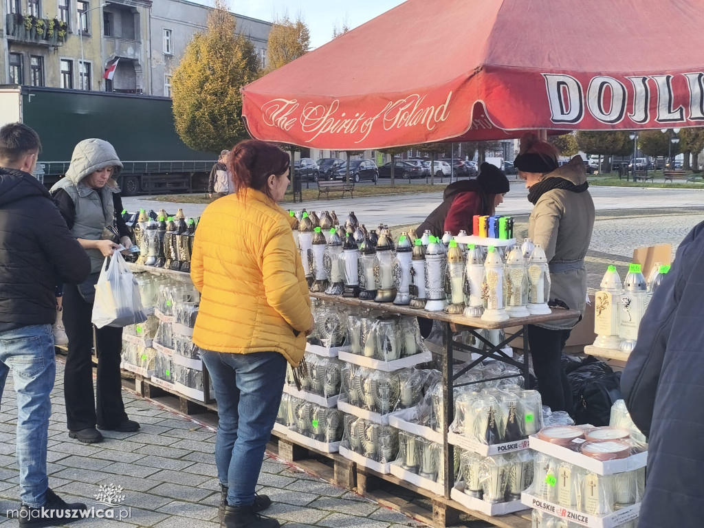 Na kruszwickim rynku trwa handel zniczami i kwiatami [FOTO]