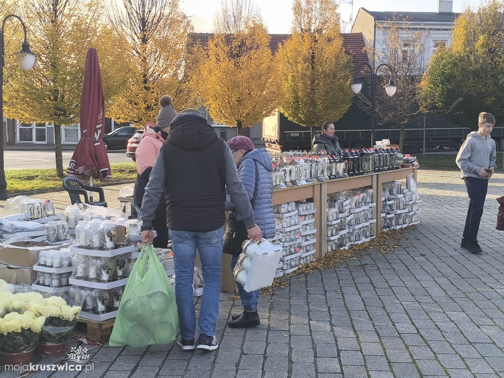 Na kruszwickim rynku trwa handel zniczami i kwiatami [FOTO]