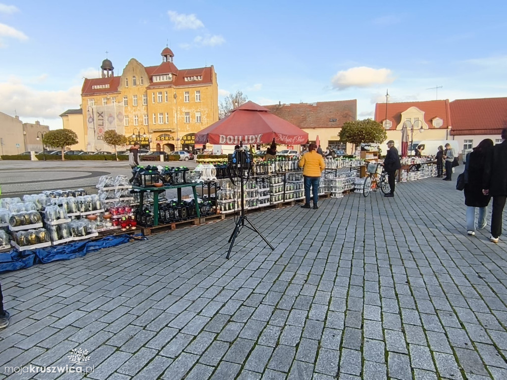 Na kruszwickim rynku trwa handel zniczami i kwiatami [FOTO]