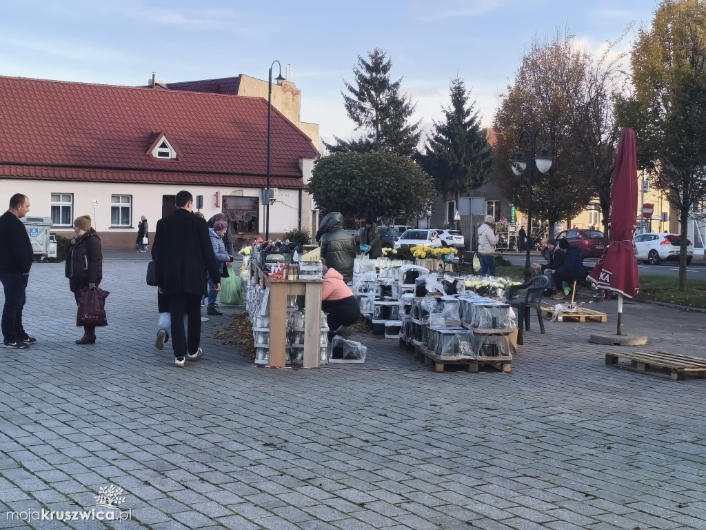 Na kruszwickim rynku trwa handel zniczami i kwiatami [FOTO]