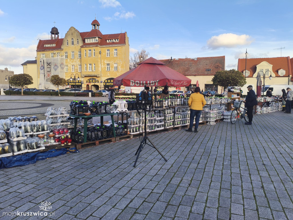 Na kruszwickim rynku trwa handel zniczami i kwiatami [FOTO]