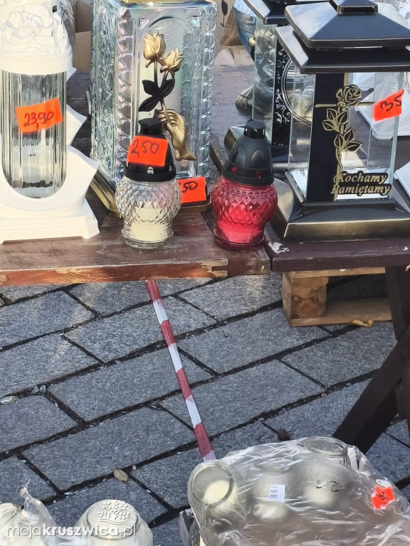 Na kruszwickim rynku trwa handel zniczami i kwiatami [FOTO]