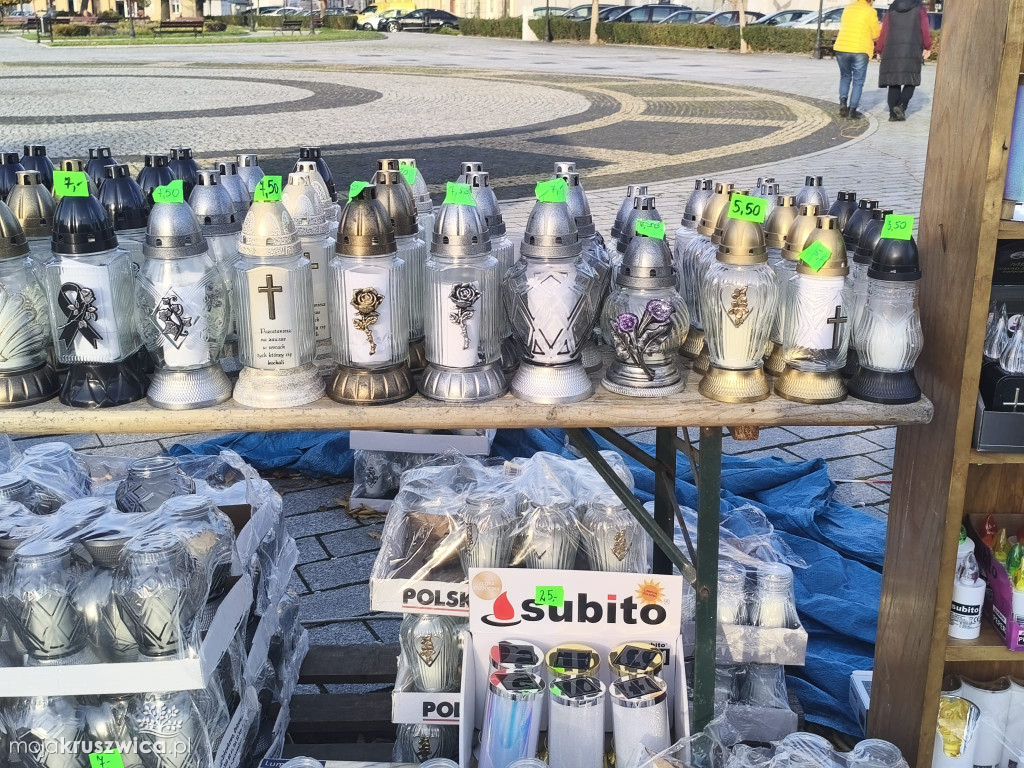 Na kruszwickim rynku trwa handel zniczami i kwiatami [FOTO]