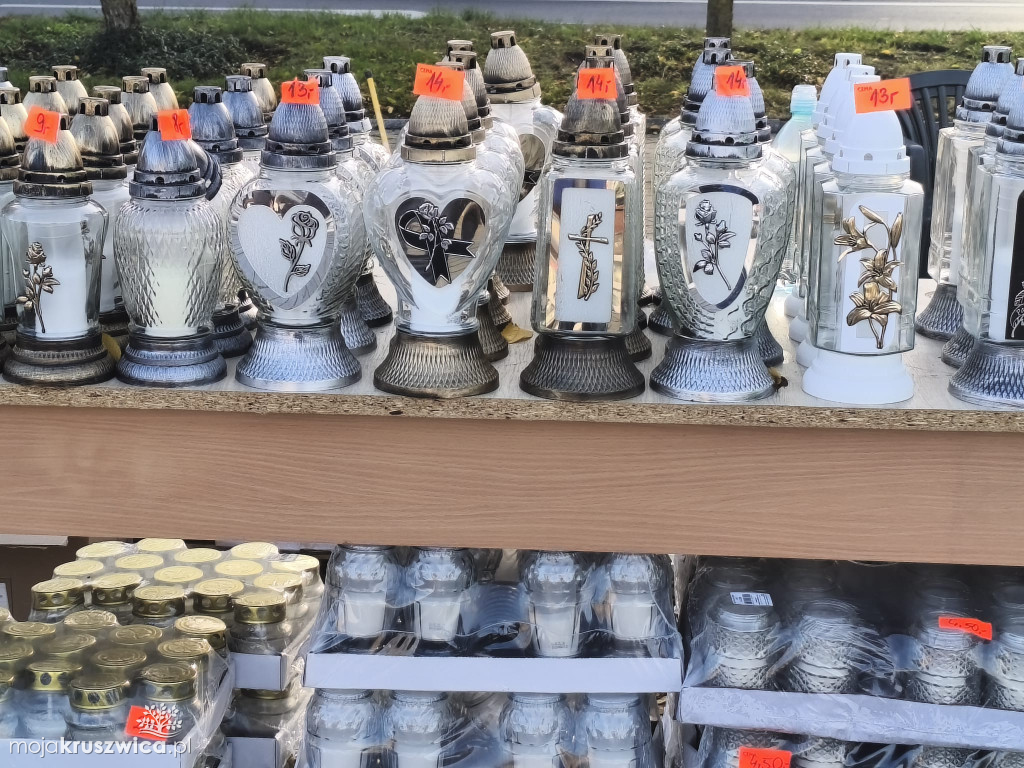 Na kruszwickim rynku trwa handel zniczami i kwiatami [FOTO]