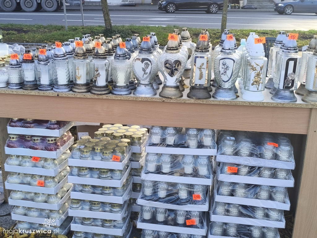 Na kruszwickim rynku trwa handel zniczami i kwiatami [FOTO]