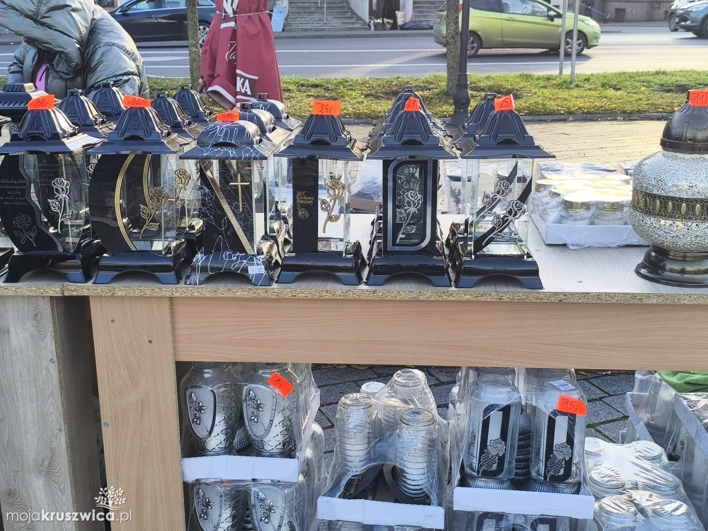 Na kruszwickim rynku trwa handel zniczami i kwiatami [FOTO]
