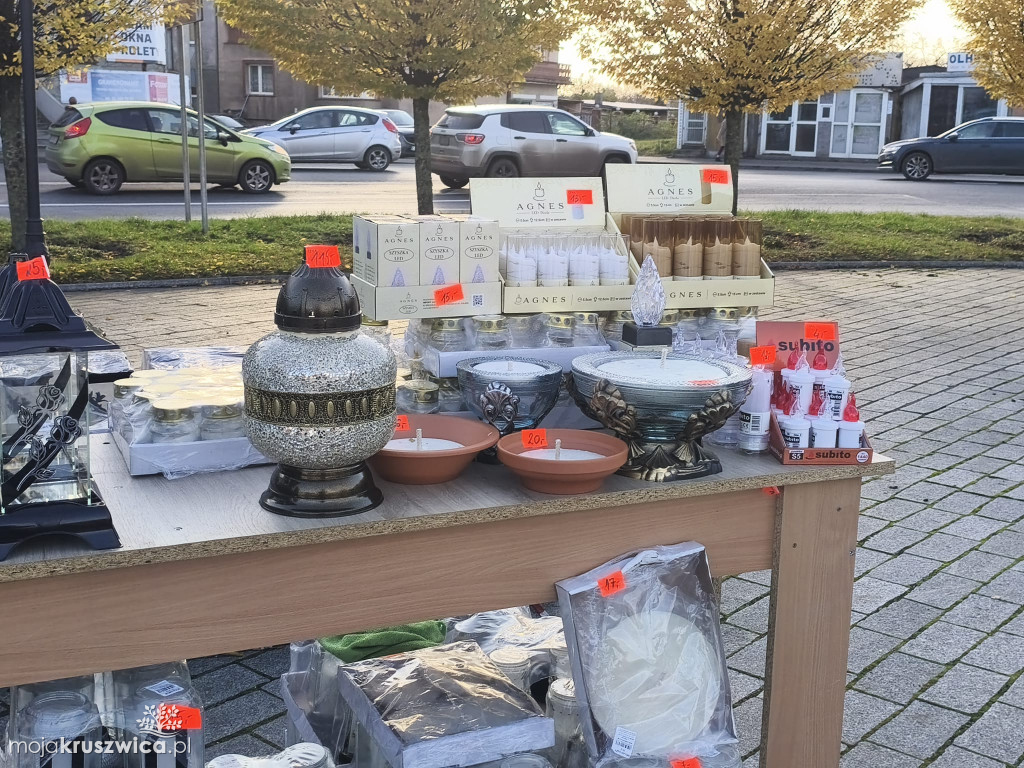 Na kruszwickim rynku trwa handel zniczami i kwiatami [FOTO]