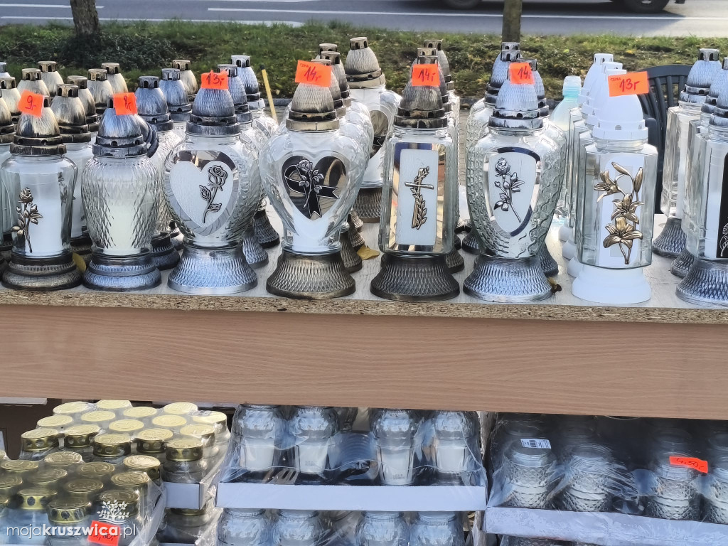 Na kruszwickim rynku trwa handel zniczami i kwiatami [FOTO]