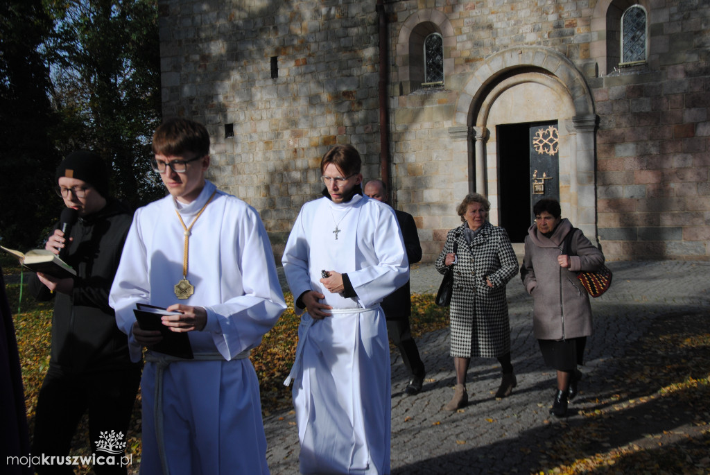 Wszystkich Świętych w Kruszwicy: Dziś wspominamy naszych zmarłych [ZDJĘCIA, VIDEO]