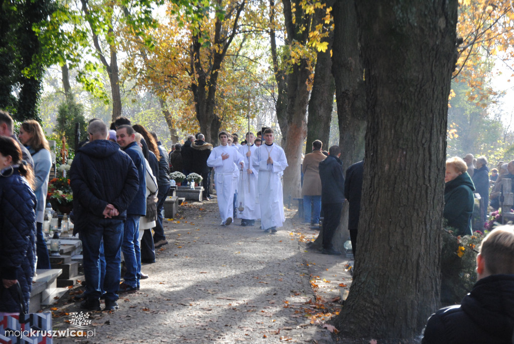 Wszystkich Świętych w Kruszwicy: Dziś wspominamy naszych zmarłych [ZDJĘCIA, VIDEO]