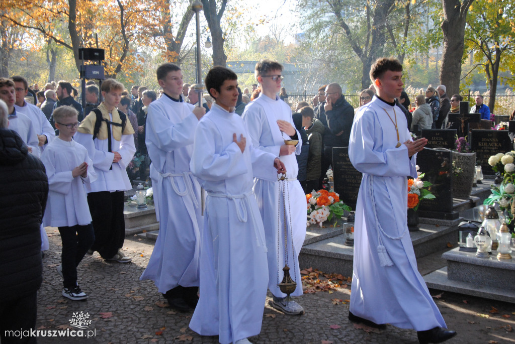 Wszystkich Świętych w Kruszwicy: Dziś wspominamy naszych zmarłych [ZDJĘCIA, VIDEO]