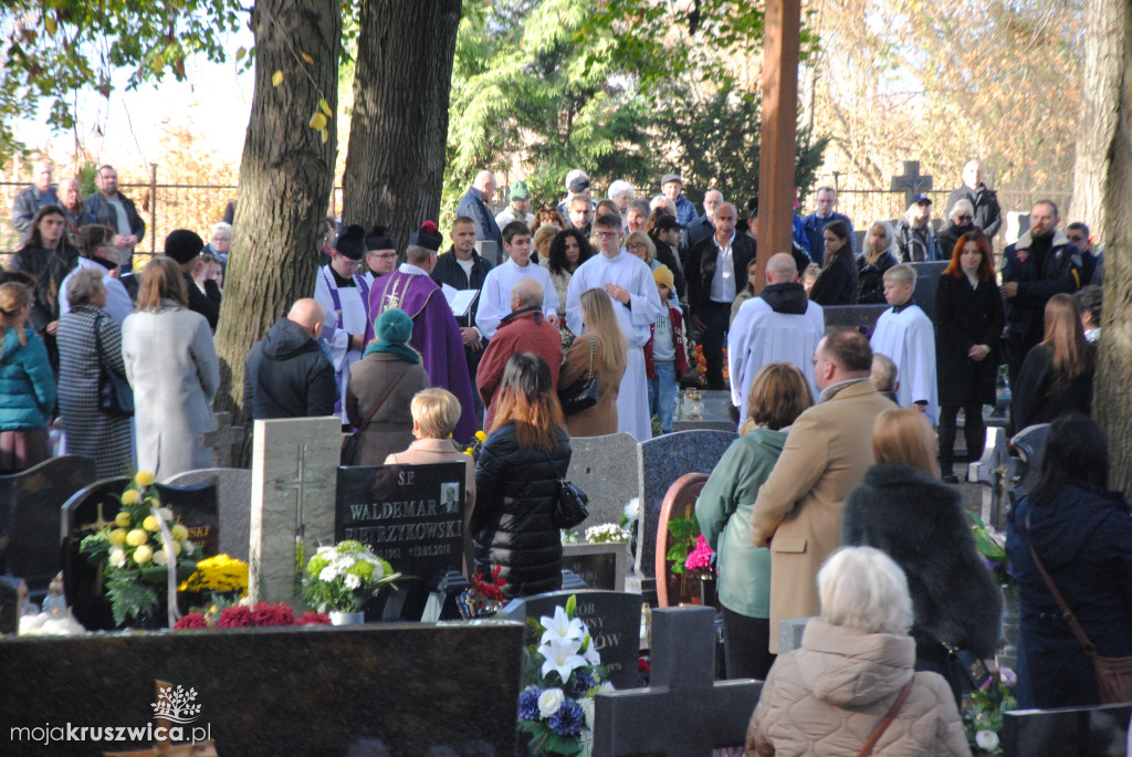 Wszystkich Świętych w Kruszwicy: Dziś wspominamy naszych zmarłych [ZDJĘCIA, VIDEO]