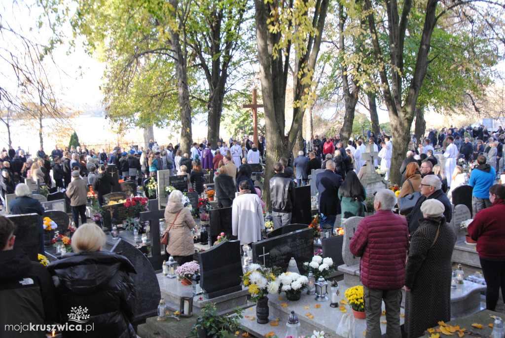 Wszystkich Świętych w Kruszwicy: Dziś wspominamy naszych zmarłych [ZDJĘCIA, VIDEO]