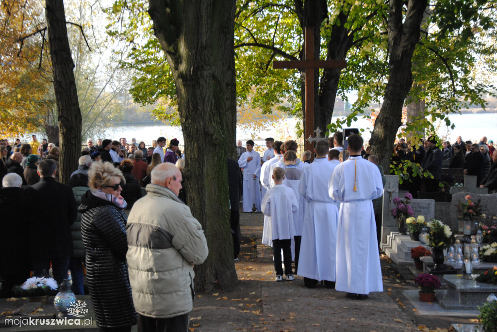 Wszystkich Świętych w Kruszwicy: Dziś wspominamy naszych zmarłych [ZDJĘCIA, VIDEO]
