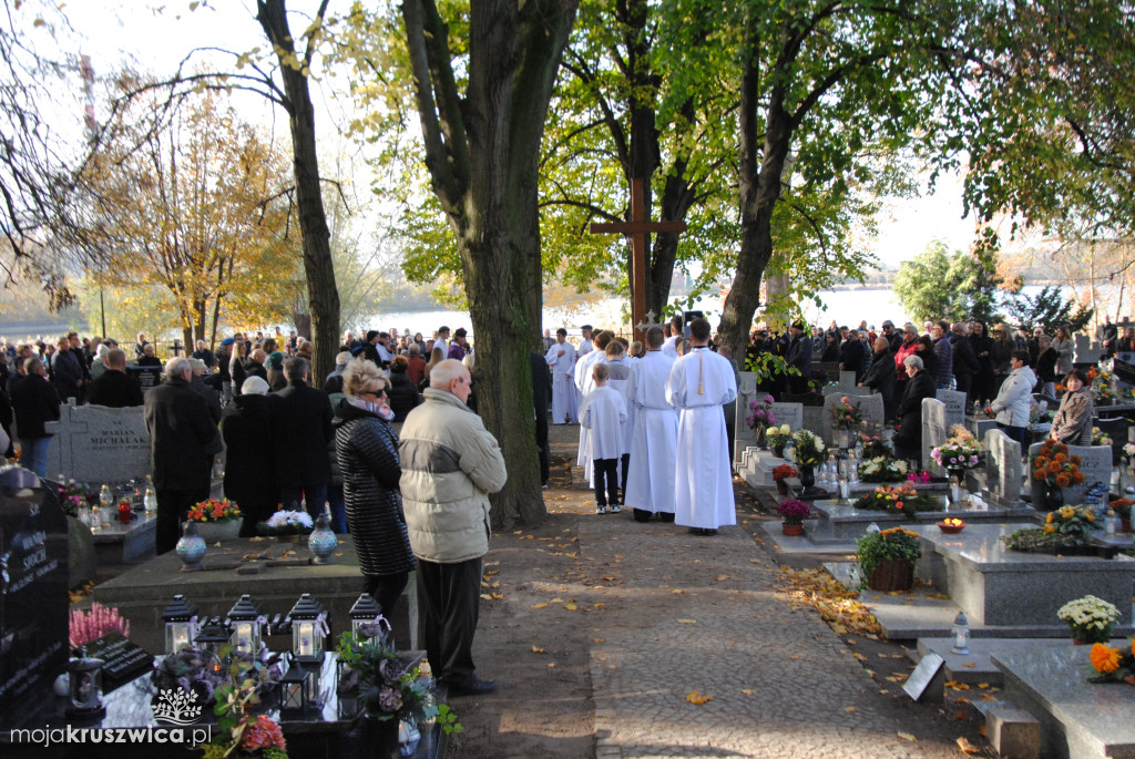 Wszystkich Świętych w Kruszwicy: Dziś wspominamy naszych zmarłych [ZDJĘCIA, VIDEO]