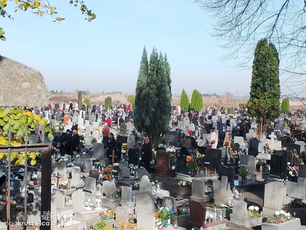 Wszystkich Świętych w Kruszwicy: Dziś wspominamy naszych zmarłych [ZDJĘCIA, VIDEO]