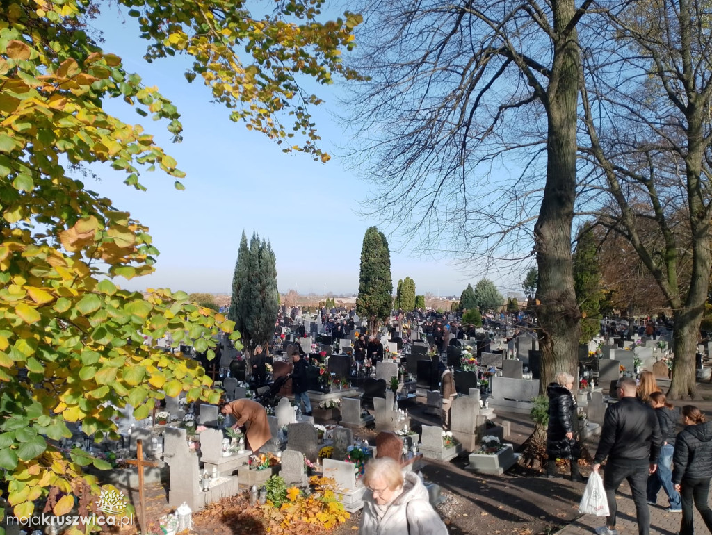 Wszystkich Świętych w Kruszwicy: Dziś wspominamy naszych zmarłych [ZDJĘCIA, VIDEO]