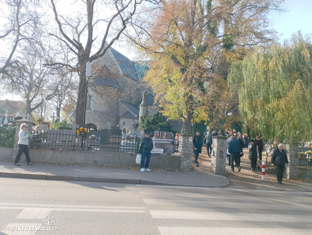 Wszystkich Świętych w Kruszwicy: Dziś wspominamy naszych zmarłych [ZDJĘCIA, VIDEO]